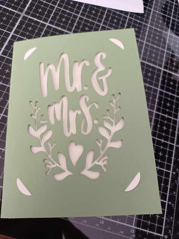 Une carte de mariage est bien plus qu'un simple geste ; c'est une expression sincère de félicitations et de vœux pour célébrer l'union sacrée de deux âmes.