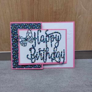 En la tenant, vous ressentez instantanément son potentiel. C'est bien plus qu'une simple carte. Vous imaginez déjà les sourires qu'elle suscitera, les moments de joie qu'elle apportera à celui ou celle qui la recevra.